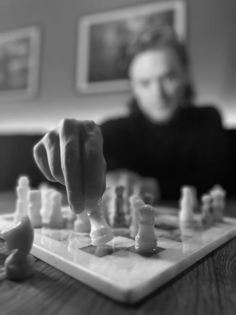 Konstantin probiert Strategien anhand eines Schachbretts aus